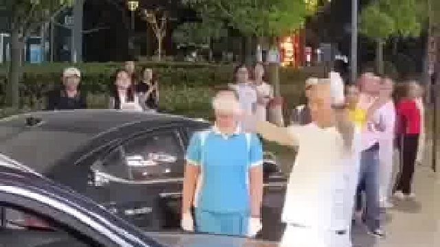 尴尬瞬间：车被跳舞的大爷“拦腰截断”