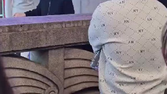 这女生真漂亮，穿搭真好看，昨天回去早了，不然这瓜我也能吃上_