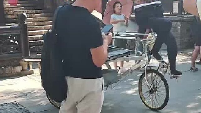 就不能是残疾人吗，一个没有上半身，一个没有下半身