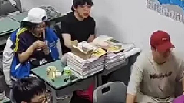 就是故意占女孩便宜呢