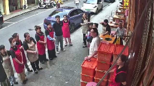 老板每年过节时都会给员工发500块，今年却只发了300块