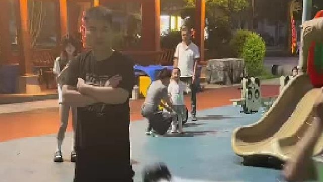 你猜他为什么要站在那个位置看？