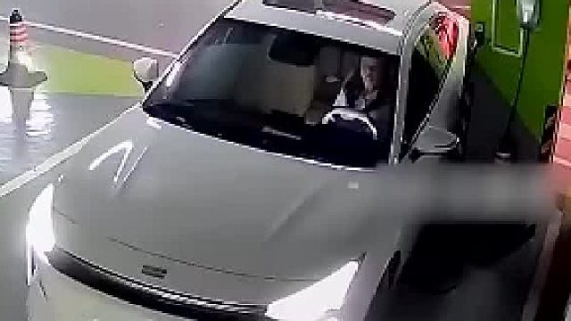 小伙刚刚提的新车，秒撞成小破车，后车司机太机智了