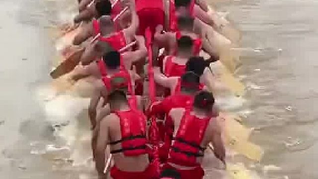 端午龙舟赛前训练，刚上船没几步万万没想到浆板断了