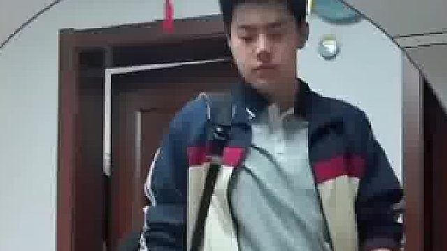 爸妈看到儿子拎着馒头去上学很是疑惑，询问后才得知原因