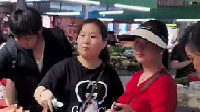 菜市场5毛一斤的西瓜，小伙一顿刀工，价格直接往上飙升