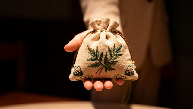 一边是要跑的订单，一边是要顾的家人，外卖骑手的端午满是奔波与牵挂