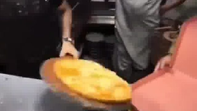 厨师切披萨切的太随意，遭到客人投诉这让人咋吃​
