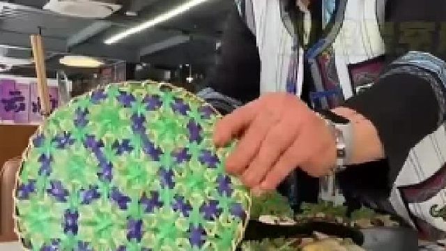 服务员提醒20分钟后可以吃，顾客一开口，服务员直接上餐具