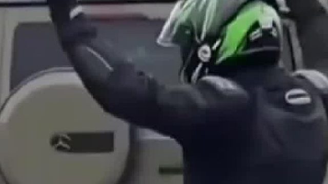 在爆闪面前摩托车都立正了
