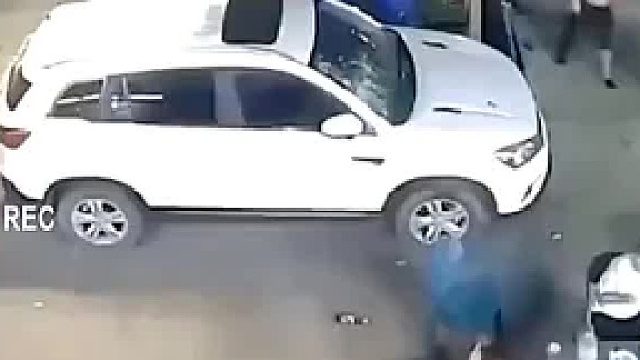 看起来挺解恨的