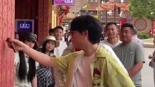 男子夏日游景区在外国人面前“炫技”，老外本想挑战结果玩偶被粘在墙上了