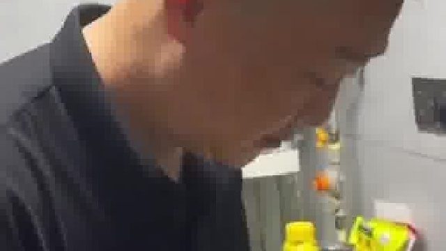 男子在家下厨做饭，迎来老婆一连串犀利吐槽