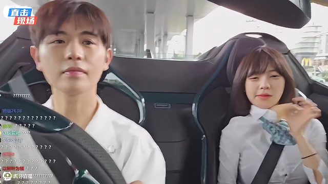 妹子从胸口掏出一块垫子，童锦程眼睛都直了