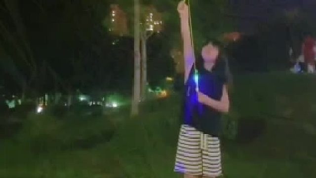 被陌生小孩抢玩具