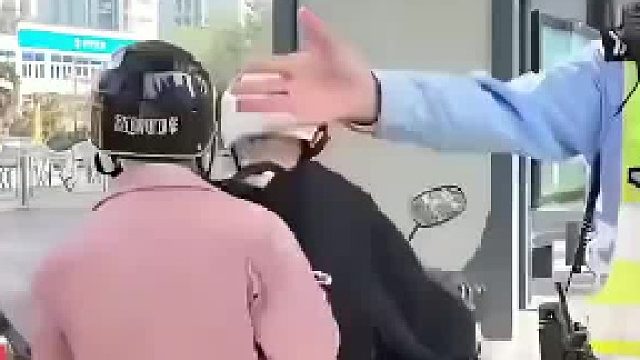 老头乐遇到交警不断按喇叭 交警一句话车灰溜溜的开走了