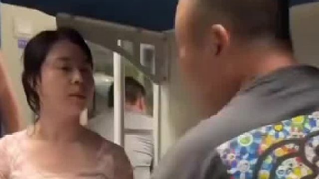 陌生女子坐在男子的卧铺上 被男子制止后 还理直气壮地大声呵斥： 我坐在这里怎么了 我就坐一下怎么了！