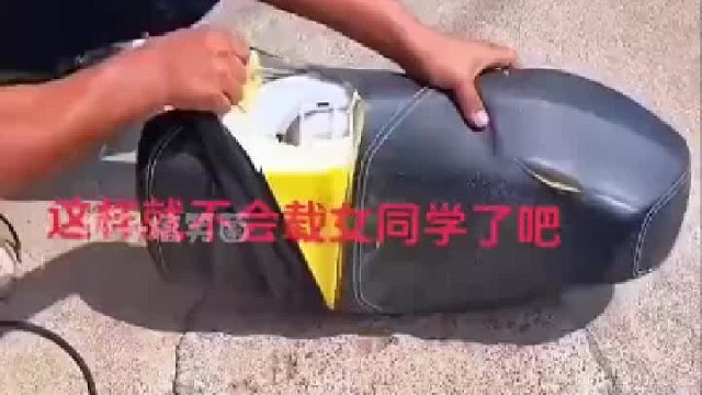青春期的儿子喜欢载女生，父亲把座位改了一下……