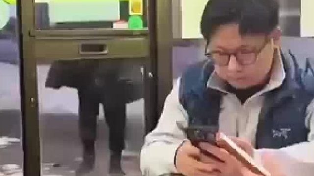 踢的时候很潇洒 赔的时候很郁闷[