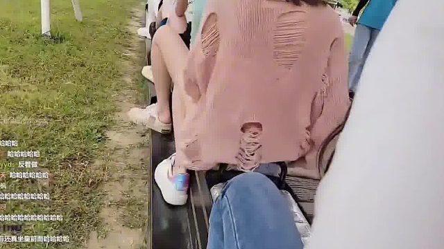 童锦程故意坐在妹子背后，妹子怕擦枪走火，吓得直捂屁股