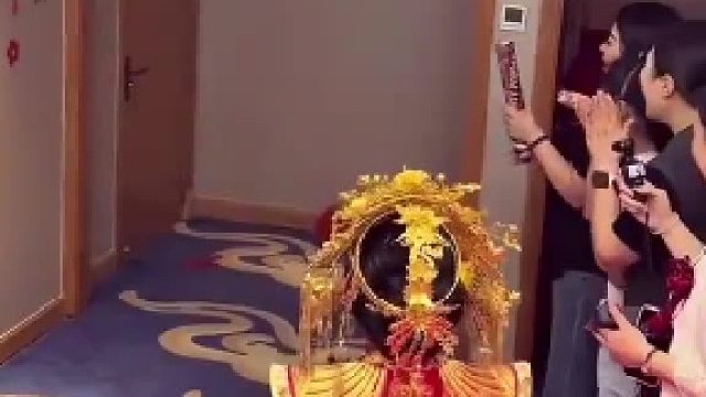 接亲没堵门新郎进屋就送新娘礼物