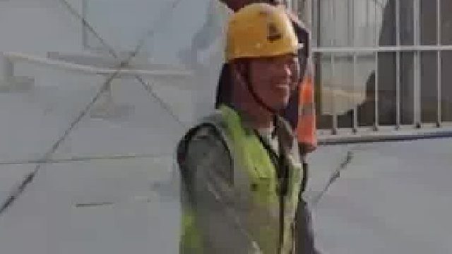 为防止工人“酒后上岗”，要先接受“独木桥”的考验