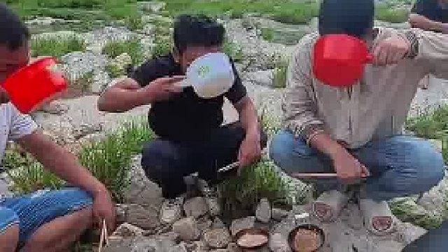 端午出游野外聚餐，大伙把菜品全部倒进石槽共享