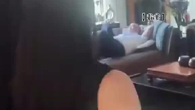 妈妈好声好气喊爸爸出门，爸爸无动于衷后 被妈妈凶