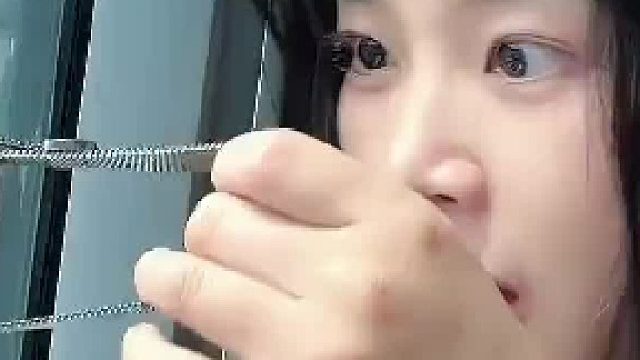 女生将手表放在高铁玻璃窗上，不管怎么扯都“扒拉”不下来  ​
