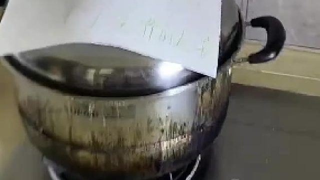 夏日锅上贴着老婆留的便签，写着锅里有啤酒鸭，打开后...