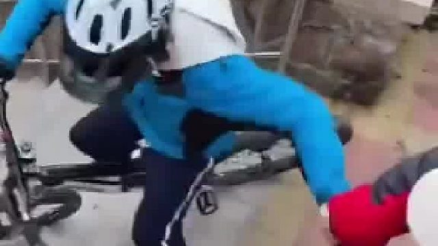 几名男孩冲自行车下坡，大爷拦都拦不住  ​