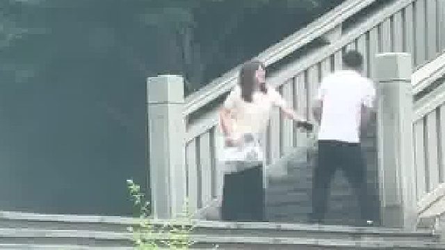 公园约会一对情侣发生冲突，有事回家说，不能打  ​