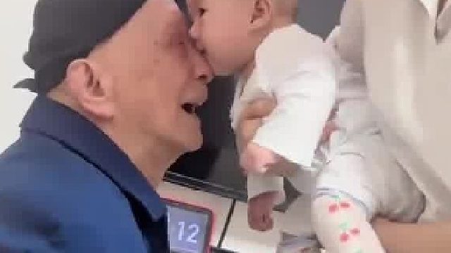 96岁的祖祖和76天的曾孙，第一次见面同框