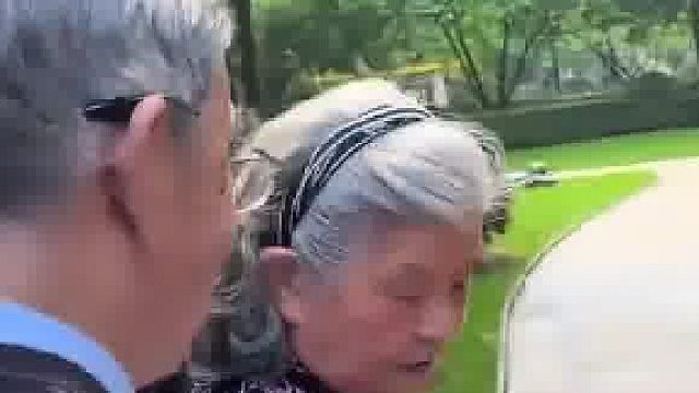 95岁的老爷子向91岁老太太献花，没想到被直接拒绝