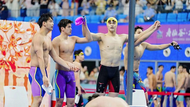 真牛！自由泳接力潘展乐逆转游回第一，孙杨狂飙上演最疯狂冲刺