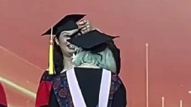 毕业上台拿毕业证书，没想到差点拿成了硕士毕业证，女子：好险，差一点获得硕士学位