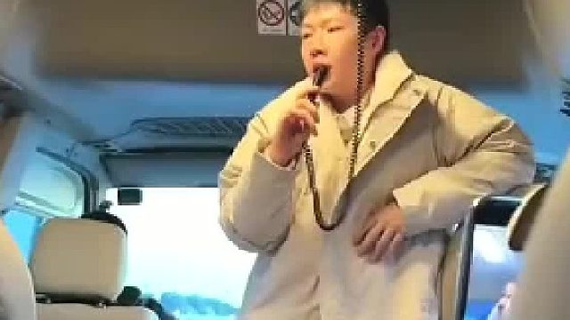 这个导游真霸道，胁迫游客消费2000元，建议立即报警处理！