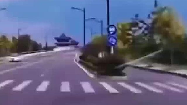 开车被其它车挤了 男子：刹车我都不带踩的下一秒直接把对方顶开了