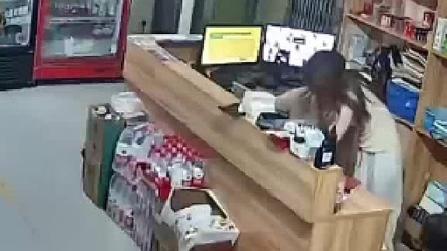 看到妈妈亲爸爸也想要亲亲 被妈妈拒绝后假装被妈妈推倒 妈妈：真的是有理都说不清了