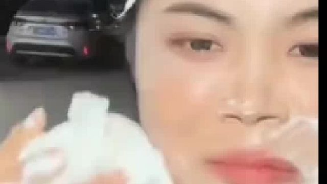 妹妹生日精致妆被抹蛋糕生气离开，姐姐追出来哄