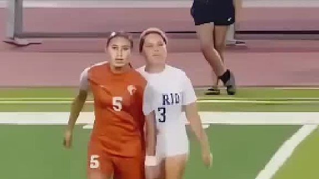 女球员被对手两次踢中小腿，一次都没还手
