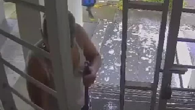 史上最慢的门关门… 她还把钥匙忘在里面了