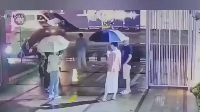 一群人挡在小区门口聊天，档住车的进口，看这位司机怎么操作