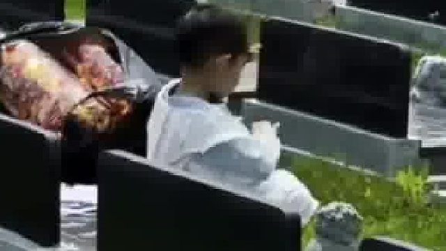 妈妈带儿子给已故父亲扫墓妈妈问儿子害怕吗，儿子的回答让人泪目