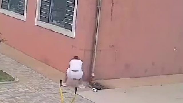 屋顶积水严重，上又上不去捅又没法捅，男子灵机一动直接拿炮仗炸开​