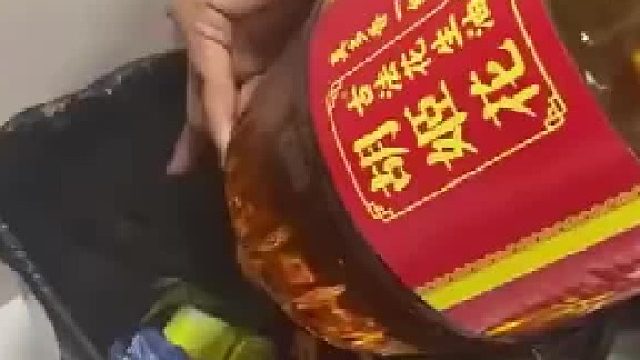 男子网上购物买油底漏了，商家让倒垃圾桶才给补发​
