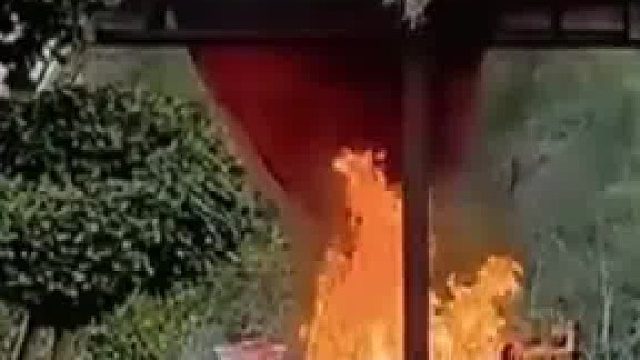 油锅突然起火大姨试图拿水浇灭，不承想火势更大直接将亭子烧毁