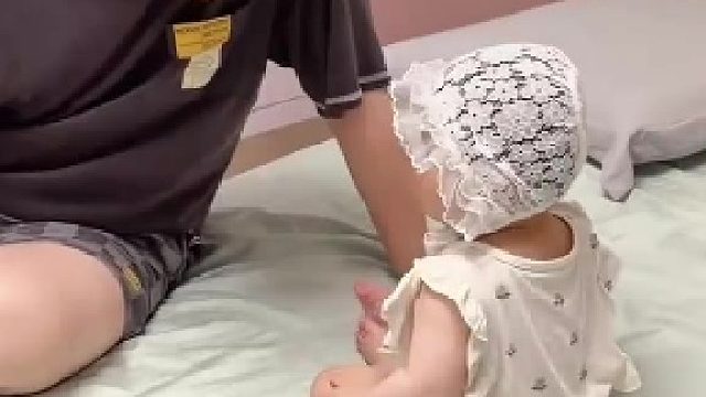 女儿学妈妈喊爸爸“老公”，奶爸无奈想躺下不料直接翻下床了