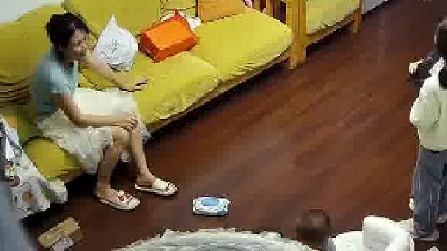妈妈让两女儿帮忙拿快递，大女儿发脾气将快递直接扔妈妈身上