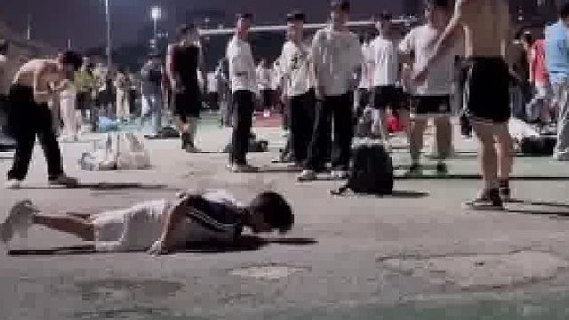 男生做俯卧撑热身被旁人小瞧，直接放出大招，原来是扮猪吃老虎啊